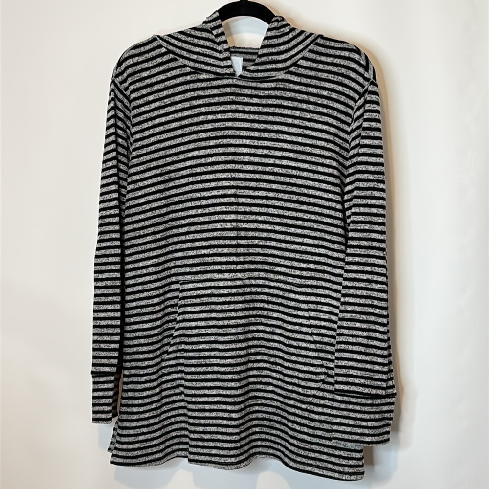 Sunday Women's Black and Gray Sweater